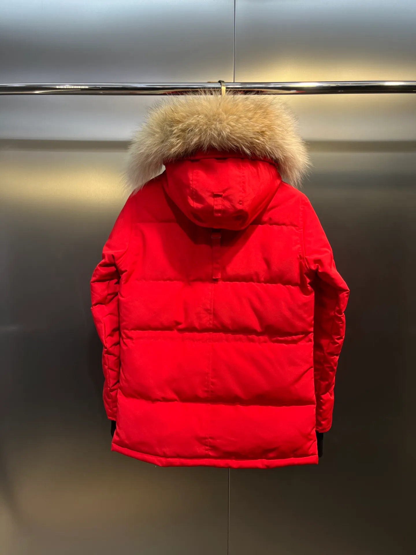 P860 Canada Goose Canada # Expedition04 Parker, a treasure of Canadian origin! Limited supply worldwide! Canada Goose Model 04 is a top-notch couple model, polar cold-proof outdoor series fur collar detachable hooded parka down jacket, the first Goose in 2024. I hope my partners like the top quality, and I hope everyone can evaluate it together! The most popular cool items of the Big Goose family in 2024 are online. The same popular product of Yi Yang Qianxi is said to be a joint limited edition Big Goose that cannot be bought in autumn and winter. If you dislike the sameness of the Big Goose in the past, then this model will definitely give you a different experience! This year's most powerful couple's collection for autumn and winter is online, a top-notch luxurious ready-to-wear style, paired with an outdoor warm down jacket with great style and charm! The most standard and classic items of the Daye family in the past two years are equipped with unique reflective stripes for embellishment, which further shows the high-end fashion performance effect. With the embellishment of hardware buckles, it has excellent performance effect. The upper body is clean, simple and elegant, even for urban leisure. It is suitable for various occasions. Designed with large pockets, this model has a large capacity and is equipped with reflective stripes, making it safer at night. It is suitable for various adventure activities. It is made of windproof and waterproof technical materials. The interior is filled with full white duck down, which is absolutely cold-proof and warm. It also has a stand-up collar design and fine fluff at the collar, with meticulous attention to detail! The charm of this model is also more spiritual, and the upper body has more temperament and specifications. It perfectly shows the ultra-high standard of fashionable performance of this model, integrating outdoor and life, and you can even create high-street wear! The most pinnacle limited-edition goose that we have presented so far, both in terms of design and detailed materials, it is completely outstanding. The grand and evergreen version design is matched with cool reflective elements. The overall appearance can be said to be quite high, and it has that kind of powerful outdoor performance! It combines high-end casual attributes with high-street style. It is high-grade, domineering, warm, and beautiful. The visibility of the upper body is quite strong, and the configuration of the owl element is highly brand-recognizable. It fully complements the overall brand performance and visual effects, and also has the high-end sense of fashion and fashionable performance. It is a must-buy product because it is the most awesome down brand on the planet and one of Canada's three national treasure brands. It is also a sentimental down luxury brand. In the field of polar cold-proof clothing, Goose has made an irreplaceable contribution... Size: xs s m l xl
